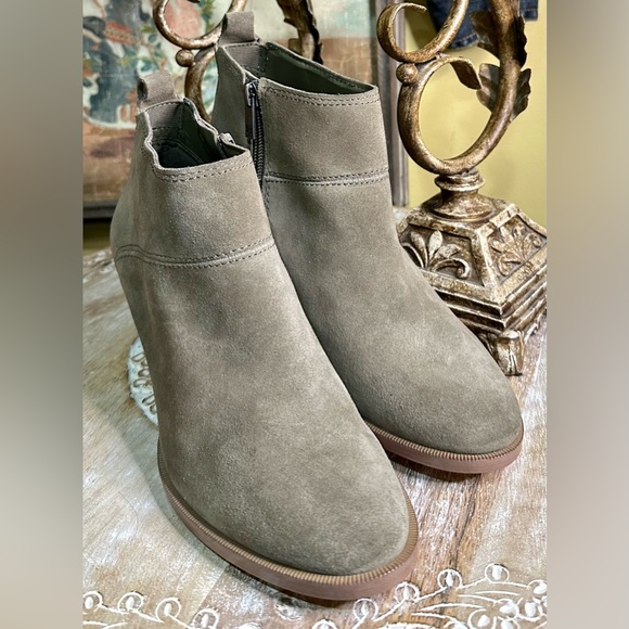 EUC Ivanka Trump “Thelma” Suede Ankle Booties. Size 6.5 - Picture 3 of 12